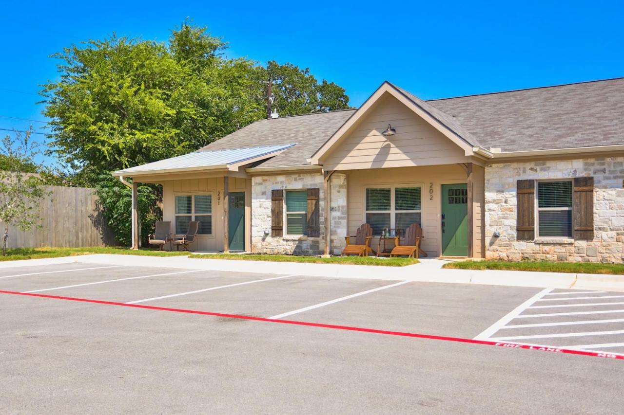 Hill Country Haven A Modern Rustic - 2 Bedroom 2 Bathroom Townhouse Off Main Street Fredericksburg Exterior photo