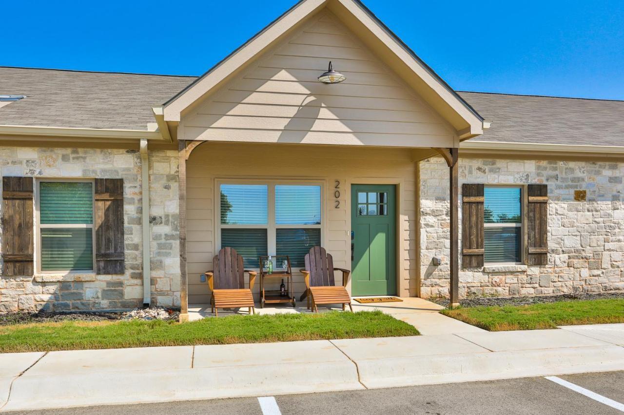 Hill Country Haven A Modern Rustic - 2 Bedroom 2 Bathroom Townhouse Off Main Street Fredericksburg Exterior photo